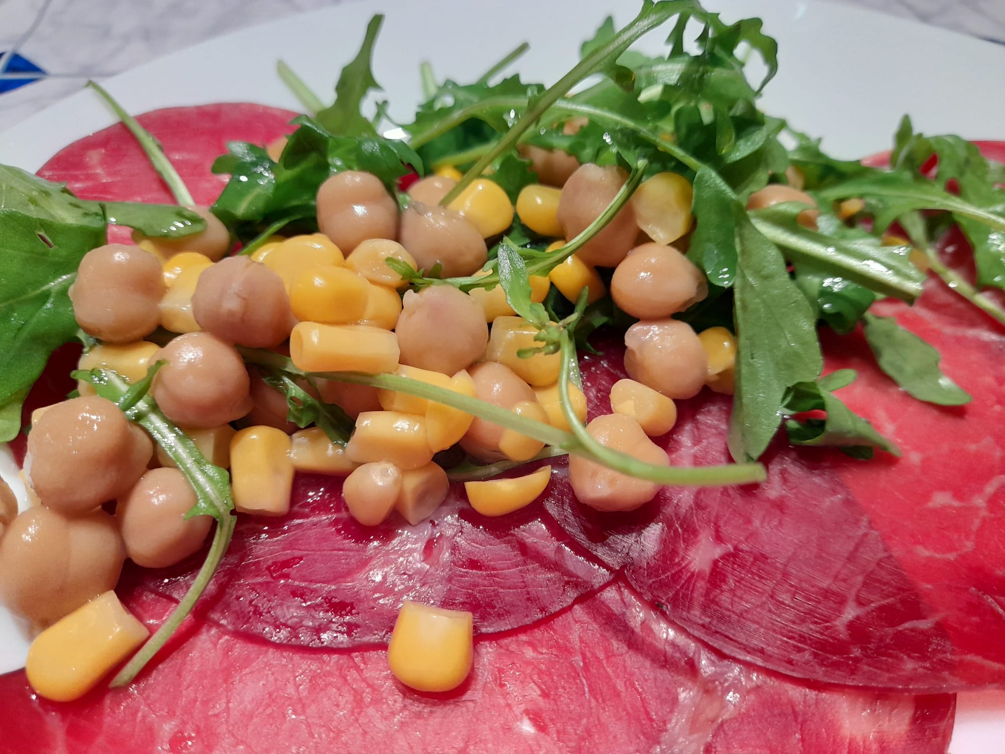 Insalatina di Rucola, Ceci e Mais su letto di Bresaola Sapore di Stelle